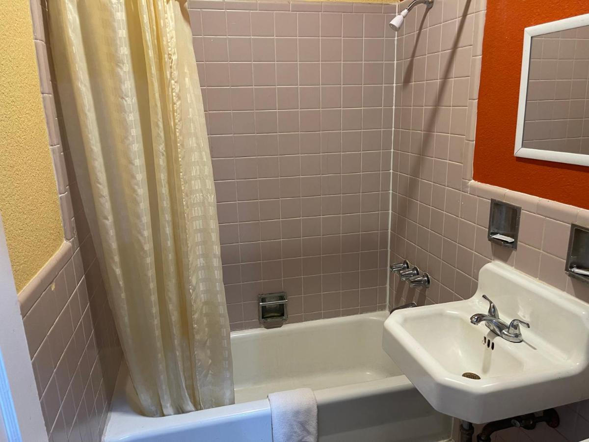 Kenwood Court Motel Wilson Bagian luar foto
